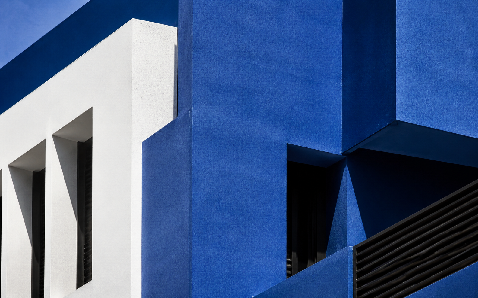 Arquitectura contemporánea azul y blanca bajo la luz de Sevilla